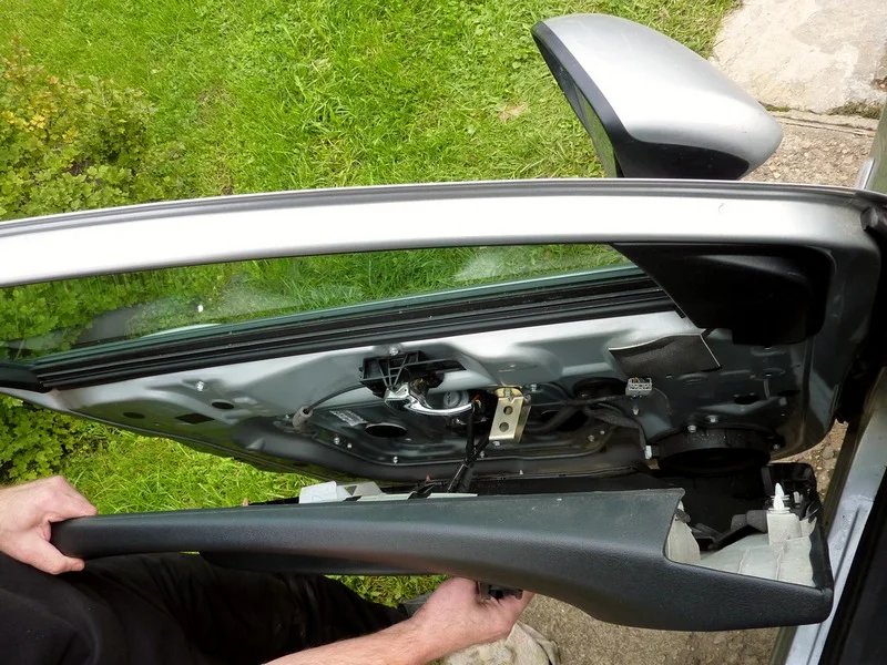 отсоединяем разъем стеклоподемника Ниссан Кашкай